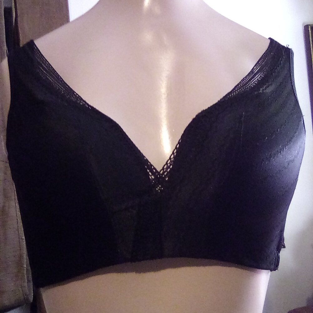 Foloria black padded Support bra with 4 hook and eye closure. NWOT.